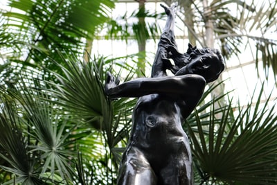 裸体女人的雕像
